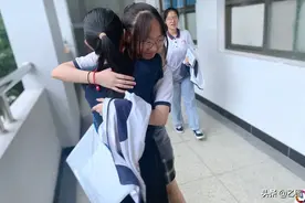 父亲割肾救子，一家人瞒着正在高考的女儿，女儿知晓后放声大哭图片