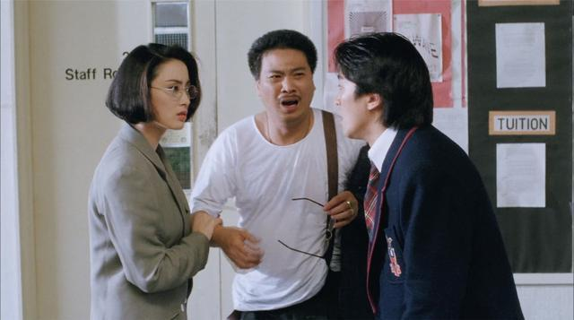 她参演了5部《逃学威龙》，戏份却越来越少，从女主逐渐演成女配