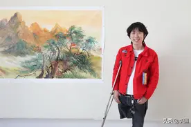 独腿画家的励志人生图片