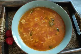 西红柿鸡蛋汤，怎样才能出蛋花？掌握好技巧，蛋花漂亮味道鲜美图片