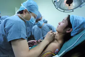 女人为什么也会长“喉结”？该怎么让它消失？医生给你说明答案图片