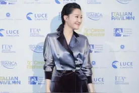 当50岁许晴和46岁董卿穿同款西装，终于见识了高级的气质美图片