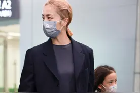 黄磊小娇妻孙莉染金发略“显老”，没有高颜值，最好别染这种颜色图片