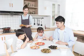 大宝和二宝年龄相差大，小宝多个“长辈”来宠爱，好处立竿见影图片