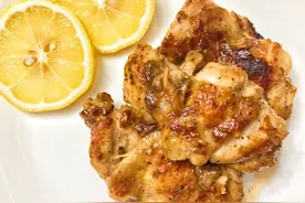 在家自制嫩滑多汁的黑椒鸡排，用料简单，皮酥肉嫩，好吃到吮指图片