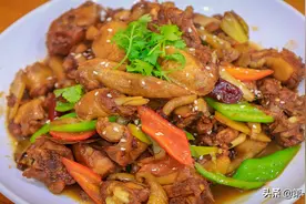 煸炒鸡要不要焯水？厨师长教你这个技巧，鸡块鲜嫩入味，香气十足图片