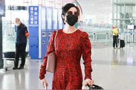 范冰冰不“仙”了，穿红色大花裙走“大妈风”路线，却也不显老图片