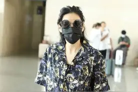 军嫂张馨予现身机场，穿大妈睡衣太随性，雪白“牛奶肌”惊艳全场图片