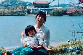 她是哈佛尖子生，从小成绩不好，如今成功，只因父母对她的坚持图片