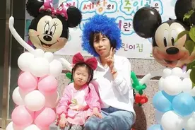 小朋友六一“被迫营业”，网友：看一次笑一次，太可爱了吧图片