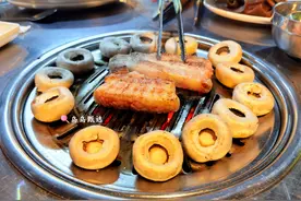 青岛开了15年的韩国烤肉店，每天只营业晚上，上下两层楼还排队图片