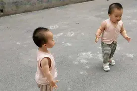 双胞胎分别食用母乳和奶粉，一年后有差距：事实胜于雄辩图片