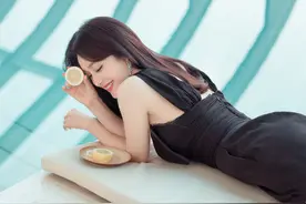 被秦岚惊艳了，穿“蝴蝶裙”轻松不费力，气质绝美不像“70后”图片
