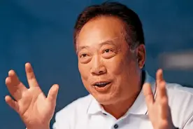 企业家泡女明星必死定律？“一代鞋王”达芙妮没落，今靠卖地扭亏图片