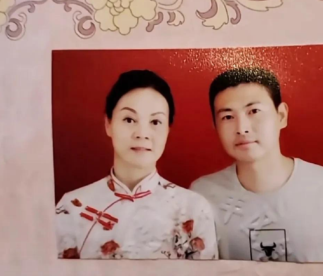 30岁小伙娶56岁成都大妈，婚后妻子主动去医院做试管婴儿，跨越世俗眼光的爱情