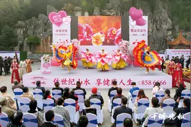 「十堰」俊男美女齐聚公园 寻找心动的TA图片
