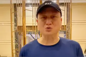 汤镇业带13岁双胞胎女儿看电影，状态不似63岁，生6个孩子太有福图片