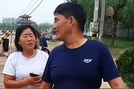 大衣哥与美女粉丝合影，大衣嫂强拉老公回家，场面颇为尴尬图片