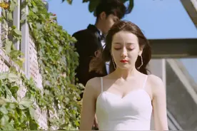 迪丽热巴抬手撩头发，却被“胳肢窝”抢镜，粉丝：我没看错吧图片