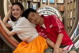 程莉莎与老公同框，穿上半身裙像个花季少女似的，不像同龄人图片