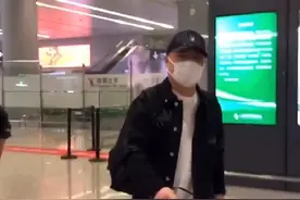 岳云鹏现身机场，质问跟拍者：知道疫情期间围拍很危险吗？图片