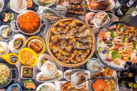 上海海鲜自助新标杆，无限量新鲜帝王蟹活海胆图片