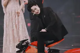 微博之夜肖战王一博杨幂被恶搞，他们为何不为难贾玲和沈腾？图片