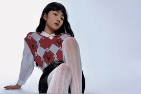 大S女儿“公主坐”堪称贵族坐姿典范，教养是家长给娃最好的教育图片