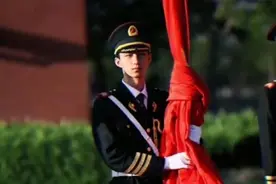 高二男生因一张照片帅出圈，深入了解后网友脱粉：帅不过一小时图片