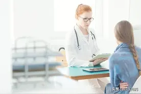 美女下体出现鸡蛋大的囊肿，行走困难，紧急就医图片