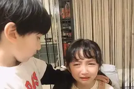 龙凤胎哥哥惹哭妹妹，上演“教科书式”哄女孩，宝妈直呼“渣男”图片