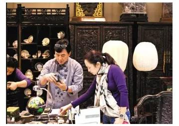 曾有人问成龙身价多少？他笑而不语：“一定没马云多，但也不少”