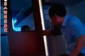 卧铺车厢里，酒后骚扰女乘客的男子被抓了，坐火车喝酒违规图片