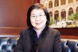 李嘉诚的女秘书，高中学历年薪却千万，风光背后是你想不到的辛酸图片