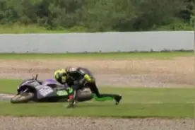 王一博摔车无奈退赛懊恼险落泪图片