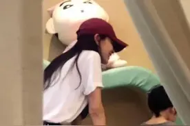 Baby上节目吃烤辣椒表情浮夸，可网友却被她下巴吓到：要掉下来了图片