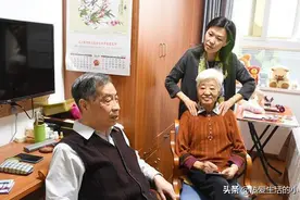 71岁老人的睿智养老：不请保姆不去养老院，三个儿子都抢着来照顾图片