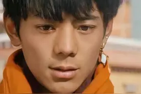 “宝藏男孩”丁真不同寻常的爆火之路，他背后这个男人身份不简单图片