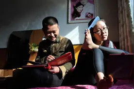 小伙娶了无臂女孩，八年来妻子用脚做饭，被网友称为最美丽的脚图片