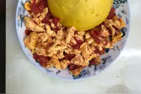 减脂餐系列之番茄炒鸡蛋＋玉米馒头图片