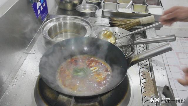 厨师长教你土豆烧牛肉的正宗做法，牛肉软烂有窍门，地道家常硬菜