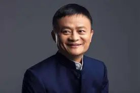 马云高考落榜，以蹬三轮谋生，却因为火车站一次偶遇，改变了一生图片