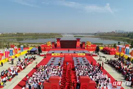 汨罗江畔，缘定今生！18对新人“集体婚礼”与国同庆图片