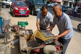 为何老人退休后，竟还要出门辛苦打工？66岁老人的经历，让人心酸图片