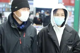 大姐大那英也有娇小一面，和丈夫孟桐现身，两人亲密如“连体婴”图片