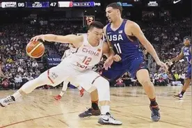 尴尬！中国“勒布朗”背打汤普森，原地顶5秒汤神却一步未动图片