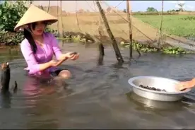 越南姑娘河边做饭，抬头那一刻真是太惊艳了，真想把她娶回家图片