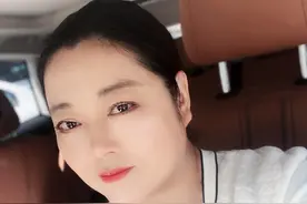 “农村一姐”王茜华晒近况，身材发福好壮实，打200针瘦脸变僵硬图片