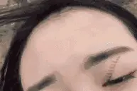 搞笑动图：妹子你这睫毛是假的呀，居然被风吹走了图片