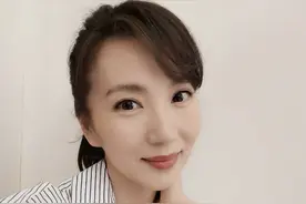 42岁陈好仍似万人迷，一家五口齐现身，10岁大女儿已到妈妈肩膀图片